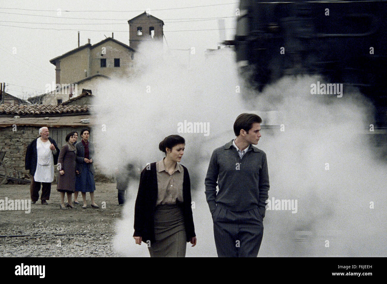 Data di rilascio: ottobre 8, 2004. Il titolo del filmato: Trilogy: pianto Prati. STUDIO: Bac Films. Trama: Questo è il primo film di Theo Angelopoulos trilogia. La storia inizia nel 1919 con alcuni profughi greci da Odessa arrivando da qualche parte vicino a Salonicco. Tra queste persone sono due bambini piccoli, Alexis e Eleni. Eleni è un orfano e lei è anche preso cura da Alexis' famiglia. I rifugiati a costruire un piccolo villaggio da qualche parte vicino a un fiume e possiamo osservare come i bambini crescere e cadere nell'amore. Nella foto: . Foto Stock