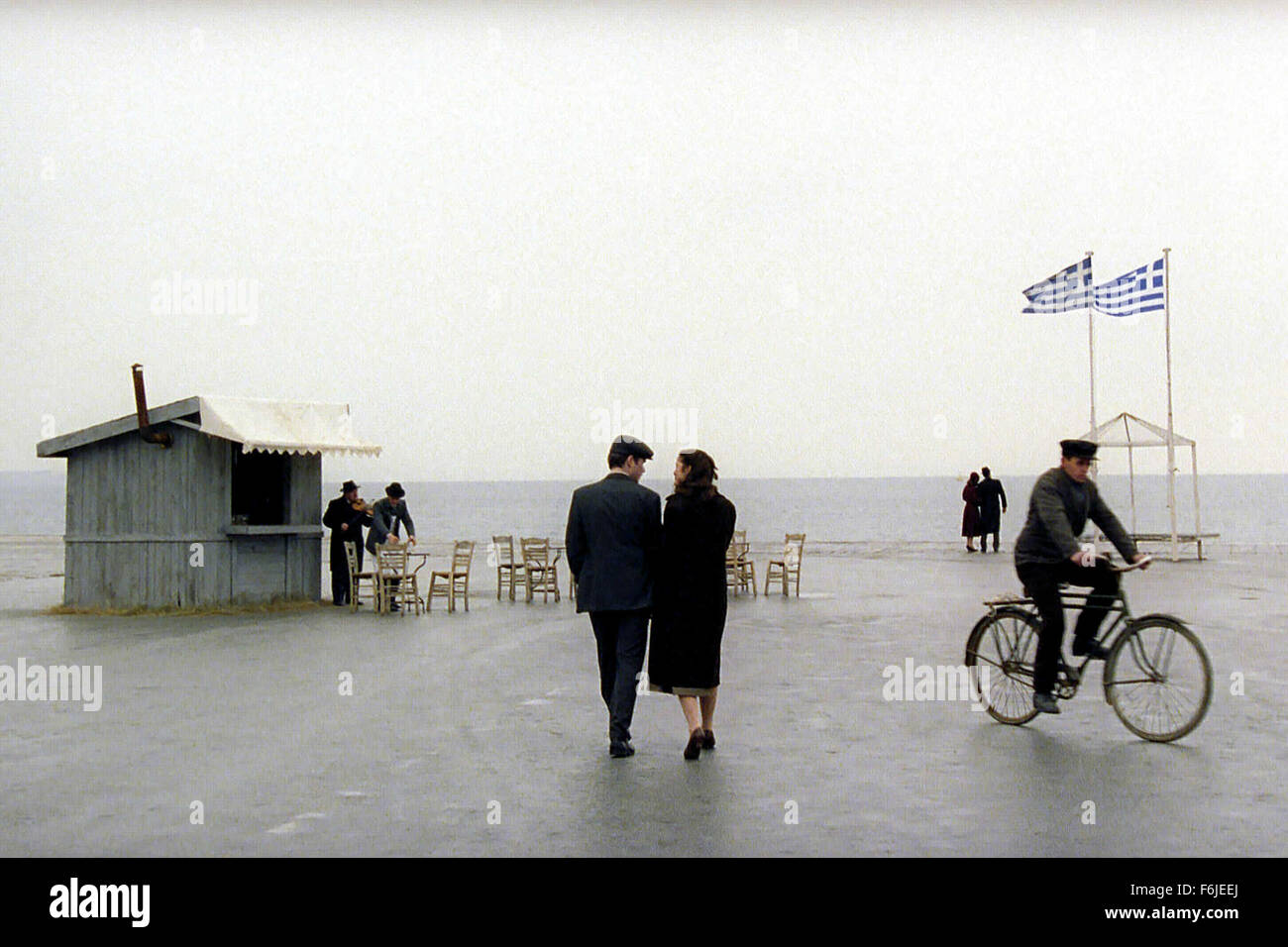 Data di rilascio: ottobre 8, 2004. Il titolo del filmato: Trilogy: pianto Prati. STUDIO: Bac Films. Trama: Questo è il primo film di Theo Angelopoulos trilogia. La storia inizia nel 1919 con alcuni profughi greci da Odessa arrivando da qualche parte vicino a Salonicco. Tra queste persone sono due bambini piccoli, Alexis e Eleni. Eleni è un orfano e lei è anche preso cura da Alexis' famiglia. I rifugiati a costruire un piccolo villaggio da qualche parte vicino a un fiume e possiamo osservare come i bambini crescere e cadere nell'amore. Nella foto: . Foto Stock