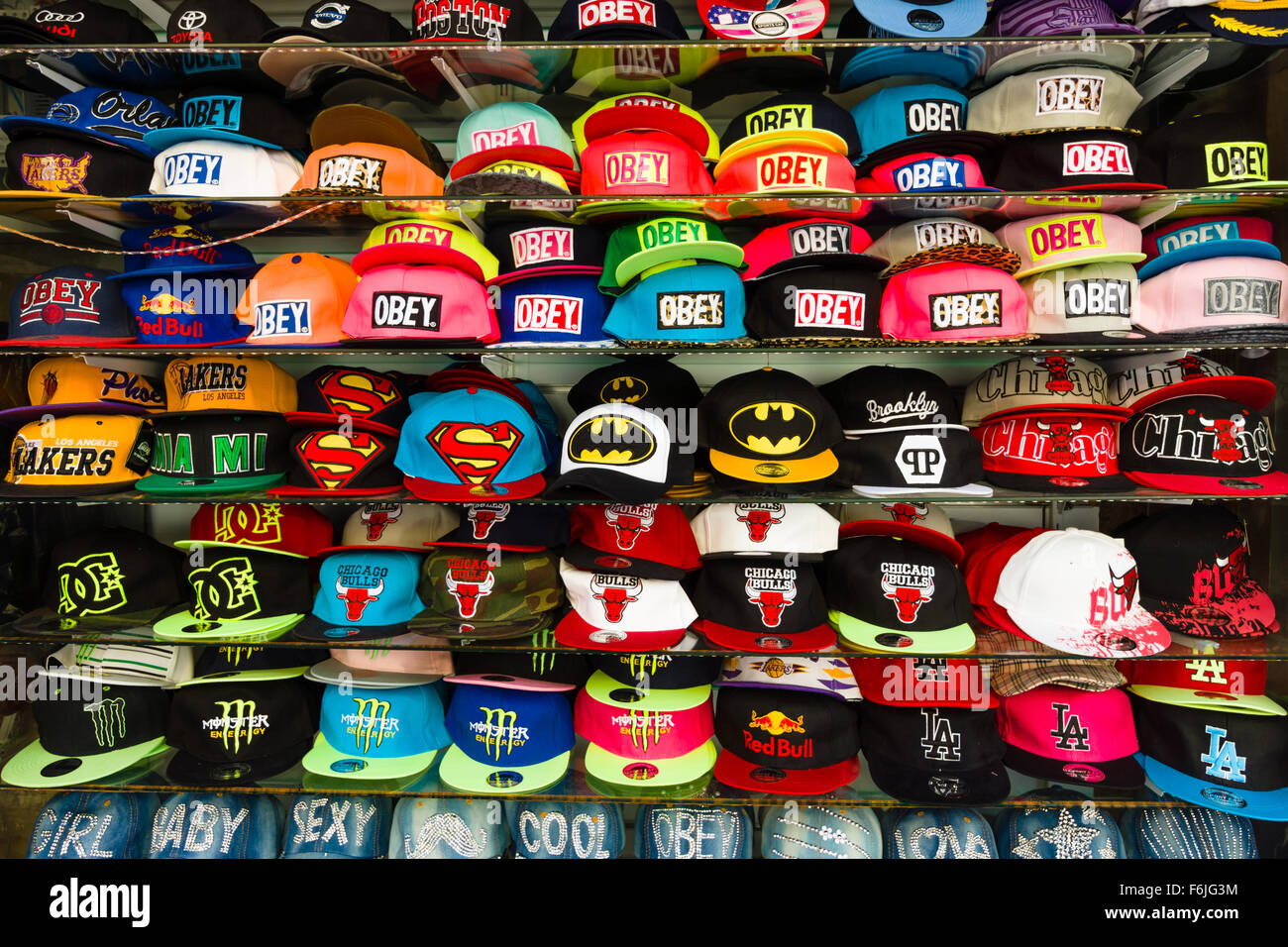 I cappelli da baseball con diversi nomi di marca. Shop sul lungomare.  Turchia Foto stock - Alamy