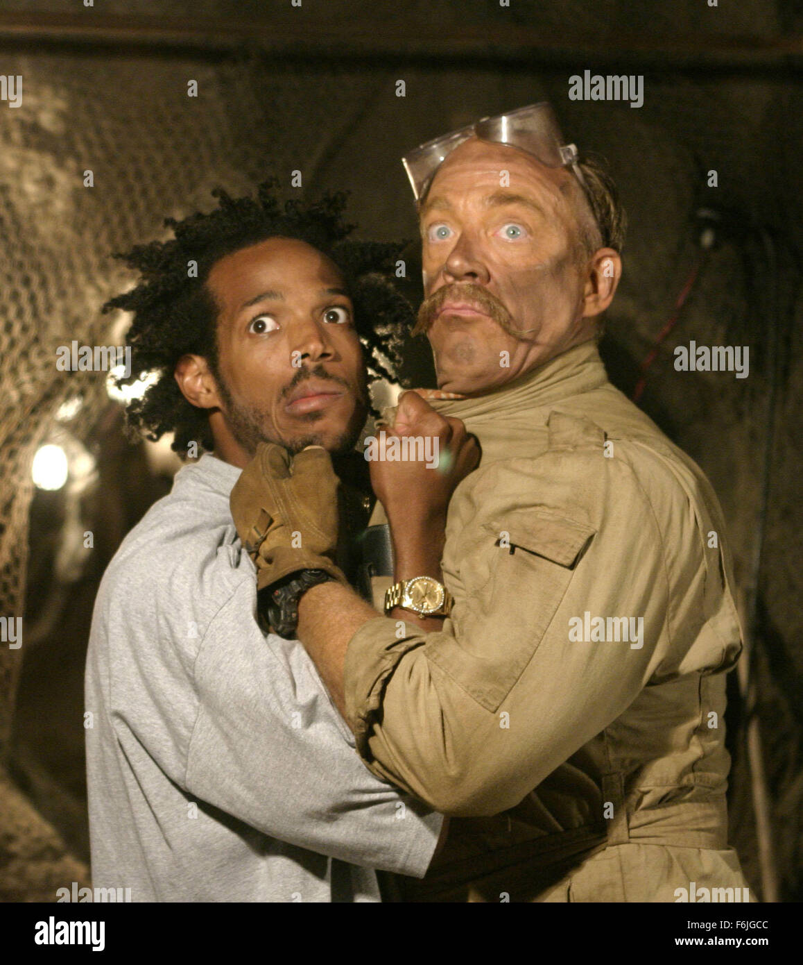 Data di rilascio: Marzo 26, 2004. Il titolo del filmato: Il Ladykillers. STUDIO: Touchstone Pictures. Trama: un remake del 1955 commedia, la storia ruota attorno ad un professore del sud che mette insieme un gruppo di ladri per rubare un casinò. Essi affittare una camera in una vecchia donna di casa, ma ben presto scopre la trama e deve uccidere il suo, un compito che è più difficile di quanto sembra. Nella foto: Marlon Wayans come Gawain McSam e J. K. SIMMONS come pancake. Foto Stock