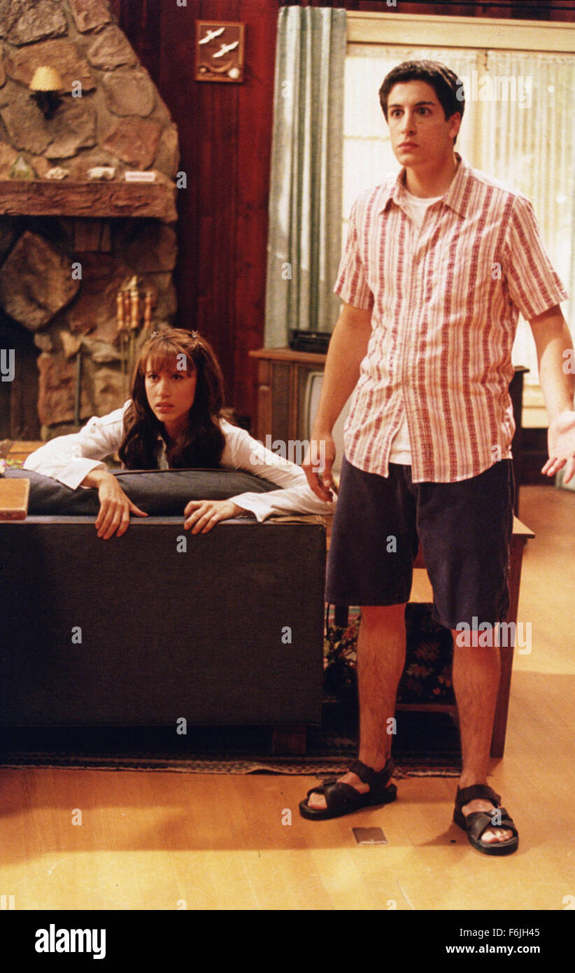 Data di rilascio: agosto 10, 2001. Il titolo del filmato: American Pie 2. STUDIO: Universal Pictures. Trama: tutta la pista sono tornati e come vicino come sempre. Essi decidono di avvicinati da trascorrere l'estate insieme in una casa sulla spiaggia. Essi decidono di tenere la festa più grande che sia mai stato visto, anche se la preparazione non sempre andare a piano. Specialmente quando Stifler, Finch e Jim diventano più vicini gli uni agli altri di quanto non siano mai desidera essere e quando Jim errori super colla per lubrificante. Nella foto: SHANNON ELIZABETH come Nadia e Jason Biggs come Jim. Foto Stock