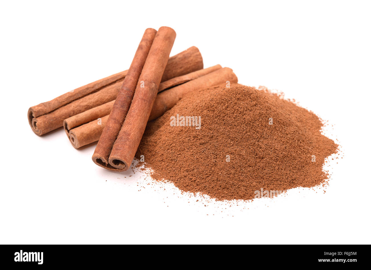 La cannella in polvere e bastoncini di cannella isolato su bianco Foto Stock