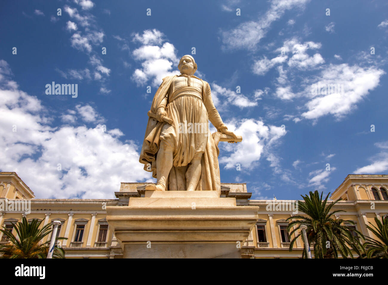 Statua del greco eroe nazionale, ammiraglio Andreas Miaoulis, nella piazza del Municipio di Ermoupolis, Syros Island, Grecia. Foto Stock