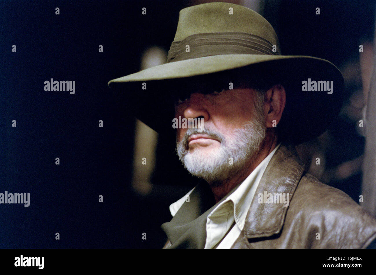 Data di rilascio: 11 luglio 2003. Il titolo del filmato: lega di Extradordinary colleghi. STUDIO: arrabbiato film. Trama: rinomato avventuriero Allan Quatermain è a capo di un team di straordinarie figure con la leggendaria poteri per combattere il terrore tecnologico di un pazzo noto inquanto Fantom. ThisLeague comprende marittimo/inventore capitano Nemo, vampiress Mina Harker, un uomo invisibile chiamato Rodney Skinner, American Secret Service agent Tom Sawyer, immutabile e invincibile Dorian Gray e il pericoloso sdoppiamento della personalità del dottor Jekyll/Sig. Hyde. Nella foto: Sean Connery come Allan Quatermain. Foto Stock