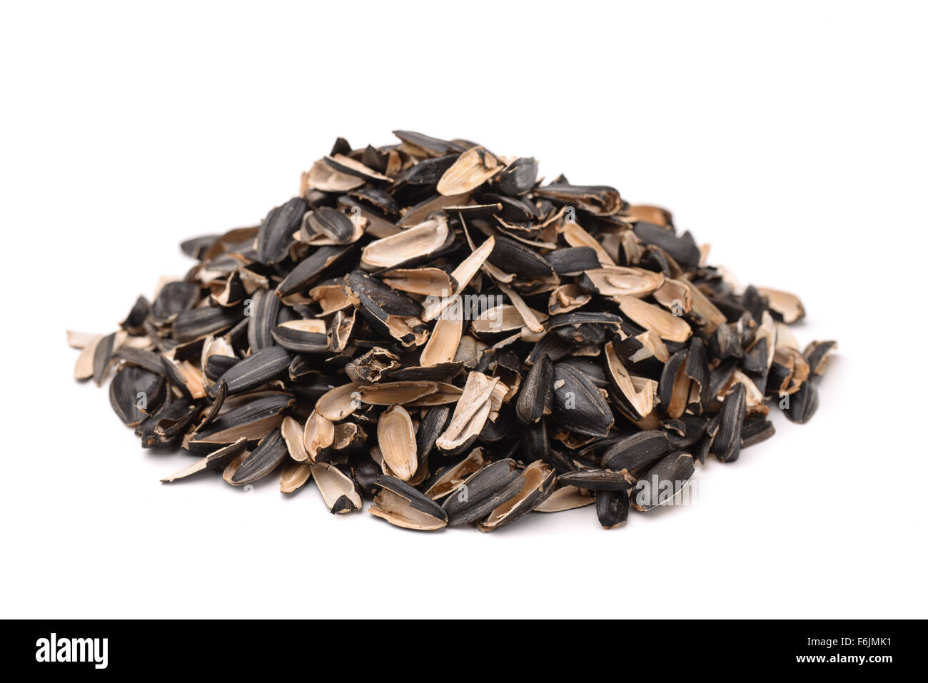Pila di pule di semi di girasole isolato su bianco Foto Stock