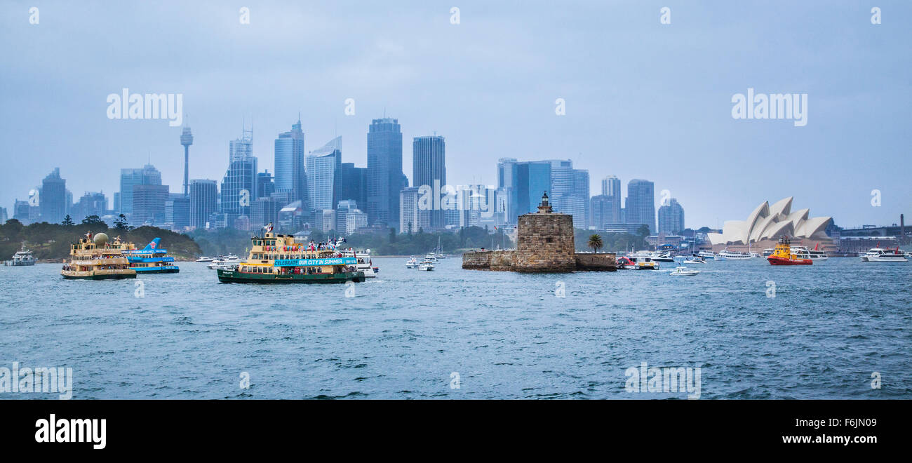 Australia, Nuovo Galles del Sud, Port Jackson, Australia alle celebrazioni del giorno sul porto di Sydney in una piovosa giornata Australia 2015 Foto Stock