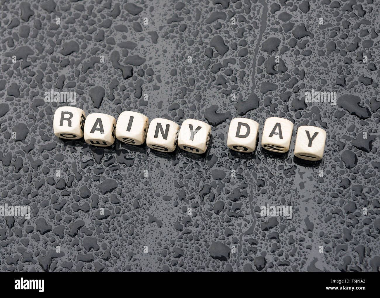 "Rainy day' precisata in una pioggia inzuppato auto cofano. Foto Stock