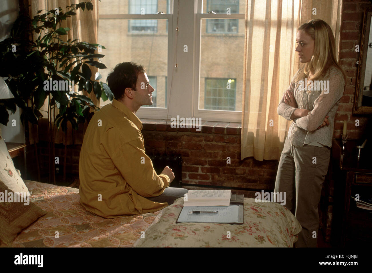 Data di rilascio: Gennaio 28, 2005 il titolo del filmato: Melinda e Melinda STUDIO: Fox Searchlight Pictures Regista: Woody Allen trama: due storie alternata su Melinda (Mitchell) tenta di raddrizzare la sua vita. Nella foto: Jonny Lee Miller come Lee e Chloe Sevigny come alloro. (Credito Immagine: c Fox Searchlight Pictures/Entertainment Immagini) Foto Stock