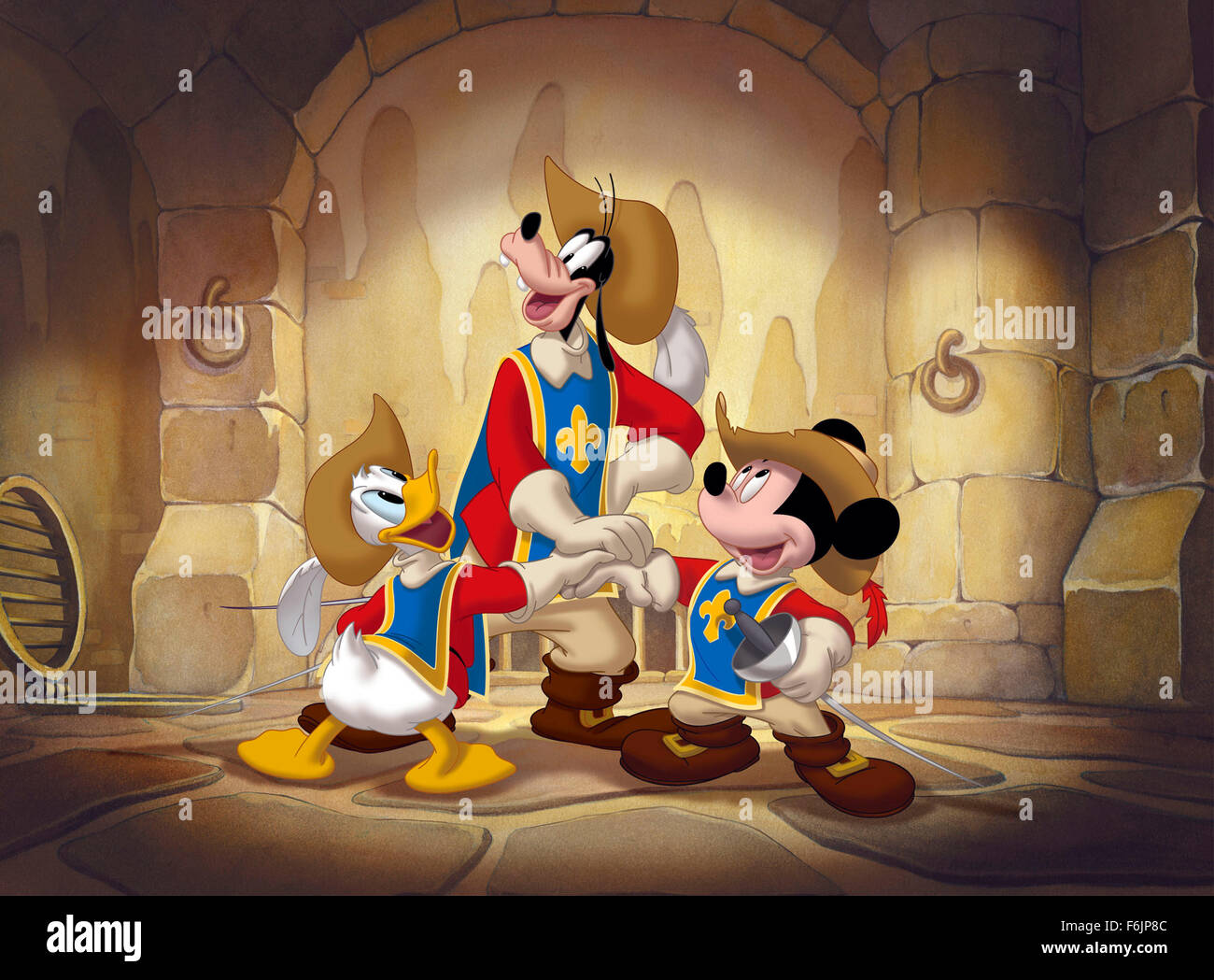 Data di rilascio: agosto 3, 2004. Il titolo del filmato: Mickey, Paperino e Pippo: i tre moschettieri. STUDIO: Walt Disney Pictures. Trama: Best Buddies Mickey, Paperino e Pippo sono i piccoli portieri con grandi sogni di diventare moschettieri. Peg-Leg Pete, capitano dei moschettieri, ricorda il motivo per cui essi non verrà mai renderla: Donald è un vigliacco, Pippo è un dim-wit e Mickey è breve. Ma le cose cambiano quando la principessa Minnie esige Musketeer guardie del corpo quando assassini noleggiati da Pete così egli può essere re, quasi cadere un sicuro su di lei. Sapendo real moschettieri sono troppo ben addestrato, Pete ingaggia Mickey, Paperino e Pippo, la c Foto Stock
