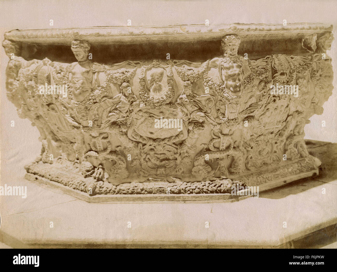 Battistero decorato in marmo, Italia Foto Stock