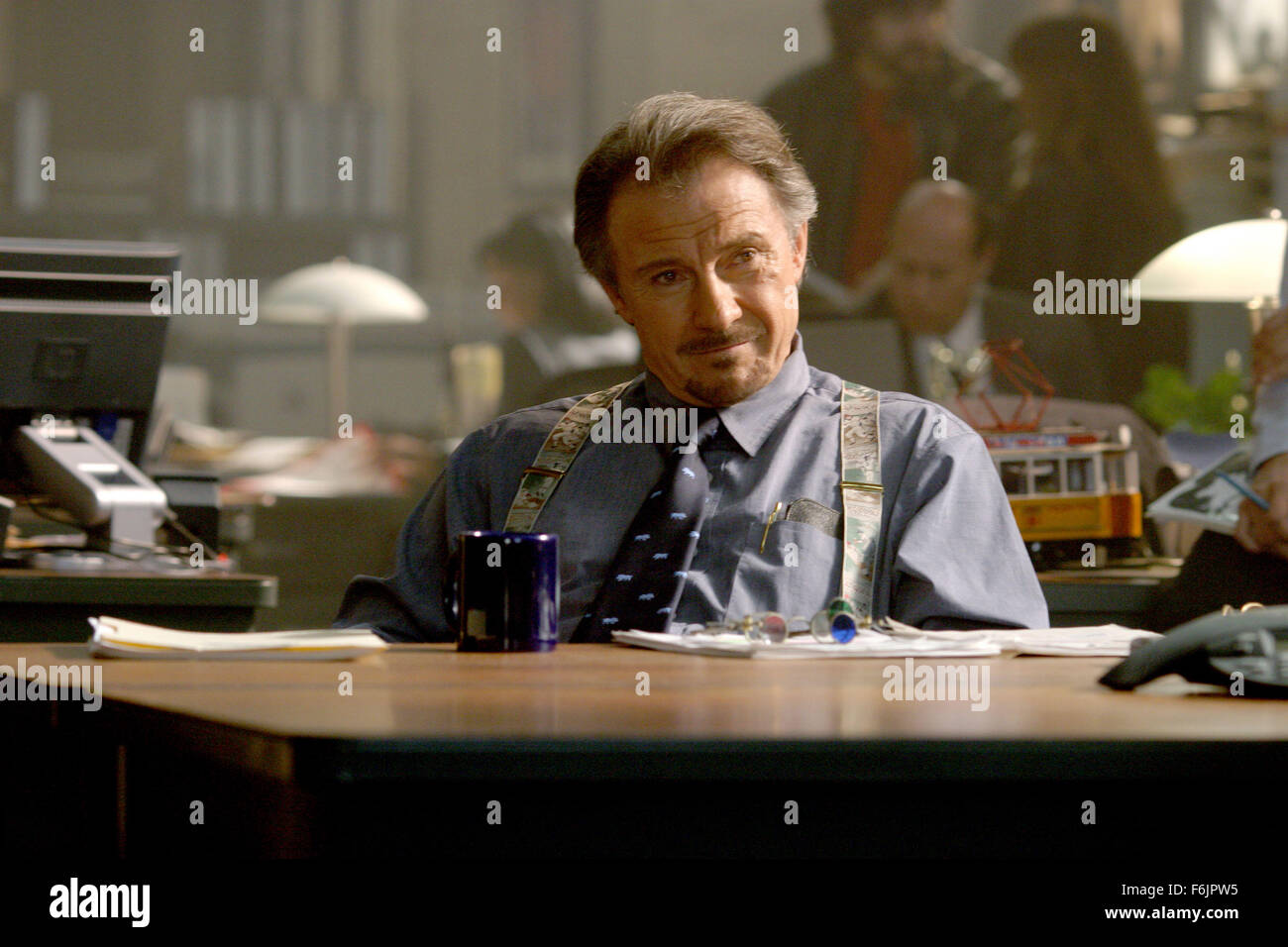 Data di rilascio: 19 novembre 2004. Il titolo del filmato: Tesoro nazionale. STUDIO: Walt Disney Pictures. Trama: Benjamin Franklin Gates discende da una famiglia di tesoro-asilo che abbiamo tutti cacciati per la stessa cosa: una guerra nascosta al torace dai padri fondatori dopo la guerra rivoluzionaria. Ben's vicino a scoprire la sua sorte, come è la sua concorrenza, ma l'FBI è anche hip per la caccia. Nella foto: Harvey Keitel stelle come Sadusky. Foto Stock