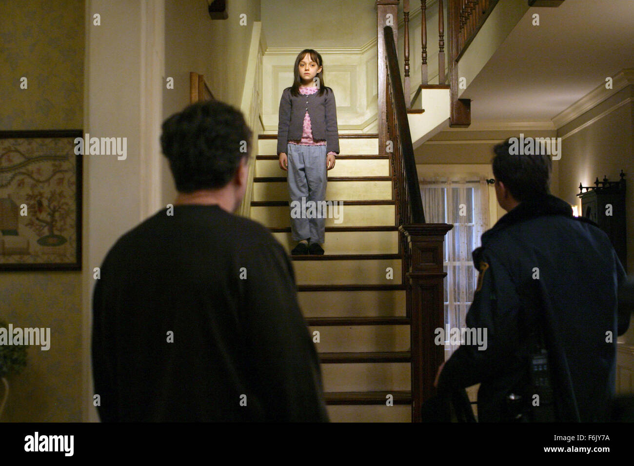 Data di rilascio: Gennaio 28, 2005 il titolo del filmato: Nascondino STUDIO: XX Century Fox regia: John Polson trama: Nascondino ruota intorno a un vedovo e sua figlia. Essi si muovono a upstate e Emily presto crea un amico immaginario di nome Charlie, ma questo atto assume un inaspettato e terrificanti turno, dove suo padre e dottore cominciare a preoccuparsi di Emily's raccapriccianti abitudini. Nella foto: Dakota Fanning come Emily Callaway. (Credito Immagine: c XX Century Fox/Entertainment Immagini) Foto Stock
