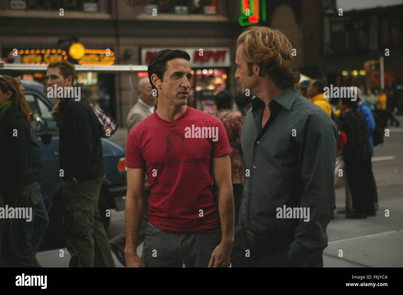 Data di rilascio: Aprile 24, 2005. Il titolo del filmato: Adam e Steve. STUDIO: ragazzo divertente film. Trama: segue due New York City le coppie -- un eterosessuale e un gay che esplora i picchi e le valli delle loro rispettive relazioni. Nella foto: CRAIG CHESTER come Adam Bernstein e Malcolm ottiene come Steve Hicks stare a vicenda mentre si cammina per la strada. Foto Stock