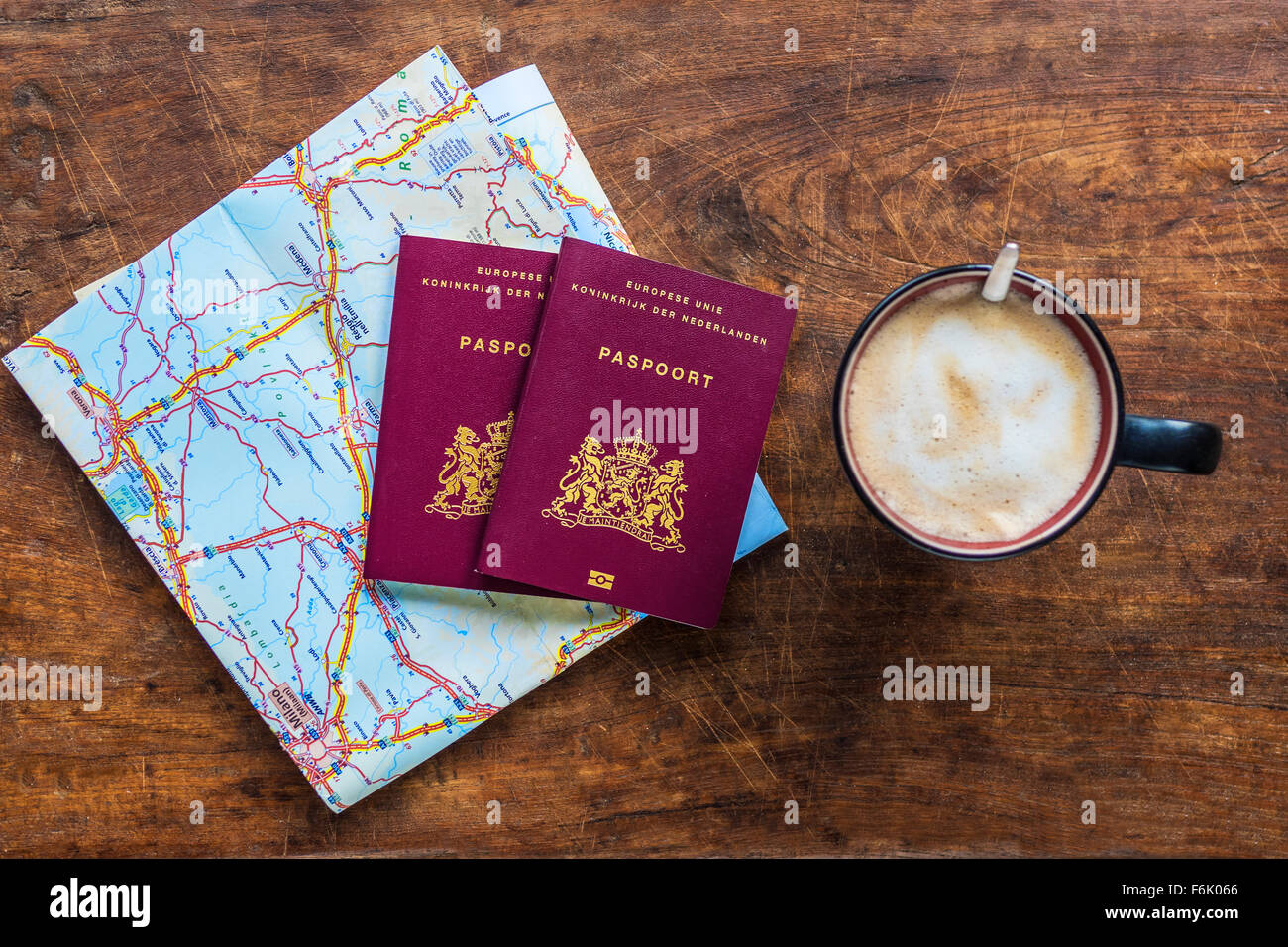 Vista dall'alto di un paio di passaporti europei e caffè Foto Stock
