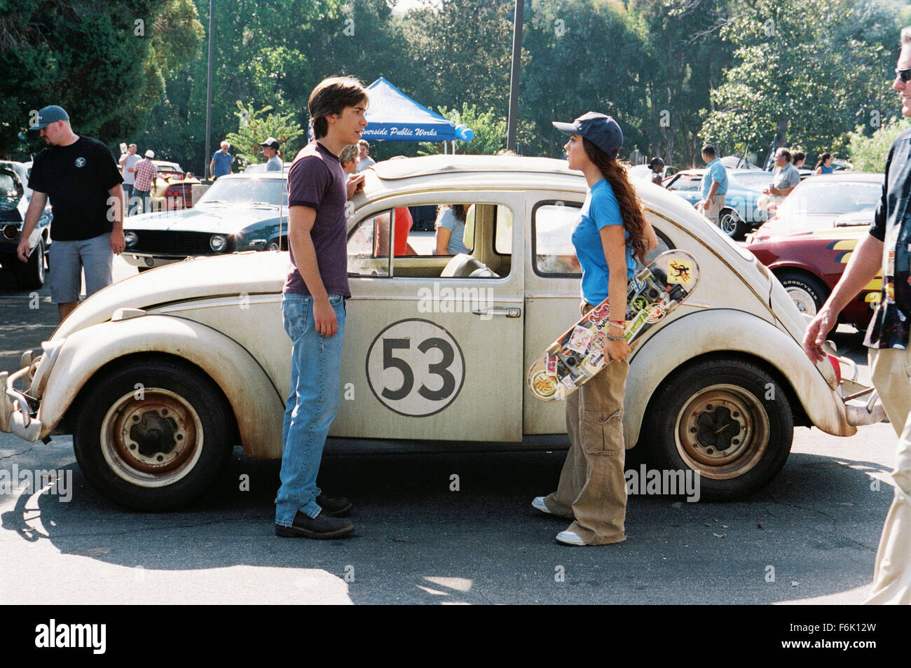 Data di rilascio: giugno 22, 2005 il titolo del filmato: Herbie completamente caricato STUDIO: Walt Disney Pictures trama: Maggie Peyton, il nuovo proprietario del numero 53, Herbie, il free-wheelin' Volkswagen bug con una mente propria, mette la vettura attraverso i suoi passi sulla strada per diventare un concorrente di NASCAR. Come terzo elemento per la generazione di una famiglia di NASCAR racing è in Maggie Peyton il sangue, ma ella è vietato dal perseguire il suo sogno da suo padre iperprotettivo. Diretto da Angela Robinson. Nella foto: LINDSAY LOHAN come Maggie Peyton e Justin Long come Kevin. (Credito Immagine: c Walt Disney Pictures/Entertainment Pi Foto Stock