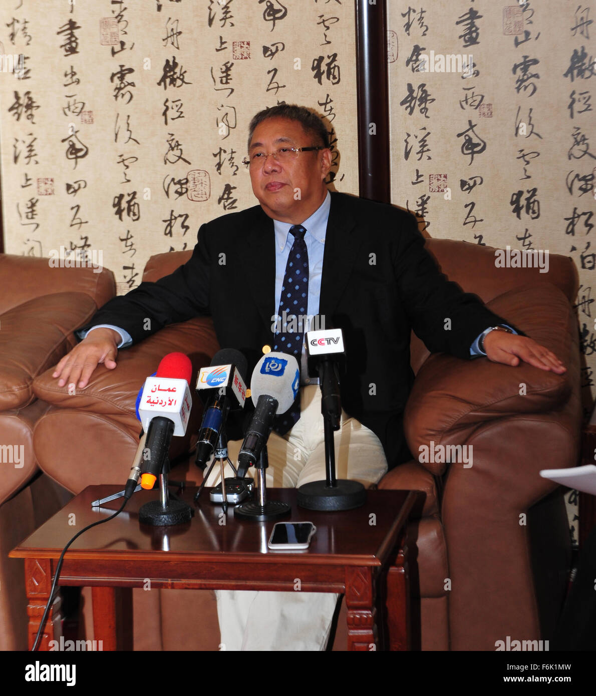 Ad Amman Amman. 17 Nov, 2015. Il Gong Xiaosheng, della Cina di inviato speciale per il Medio Oriente, parla in un intervista ad Amman, nov. 17, 2015. La Cina ritiene che le soluzioni politiche sono la chiave per la risoluzione dei problemi e dei conflitti in Medio Oriente, i cinesi di inviato speciale per la regione detta nella capitale giordana martedì. © Jiang Shaoqing/Xinhua/Alamy Live News Foto Stock