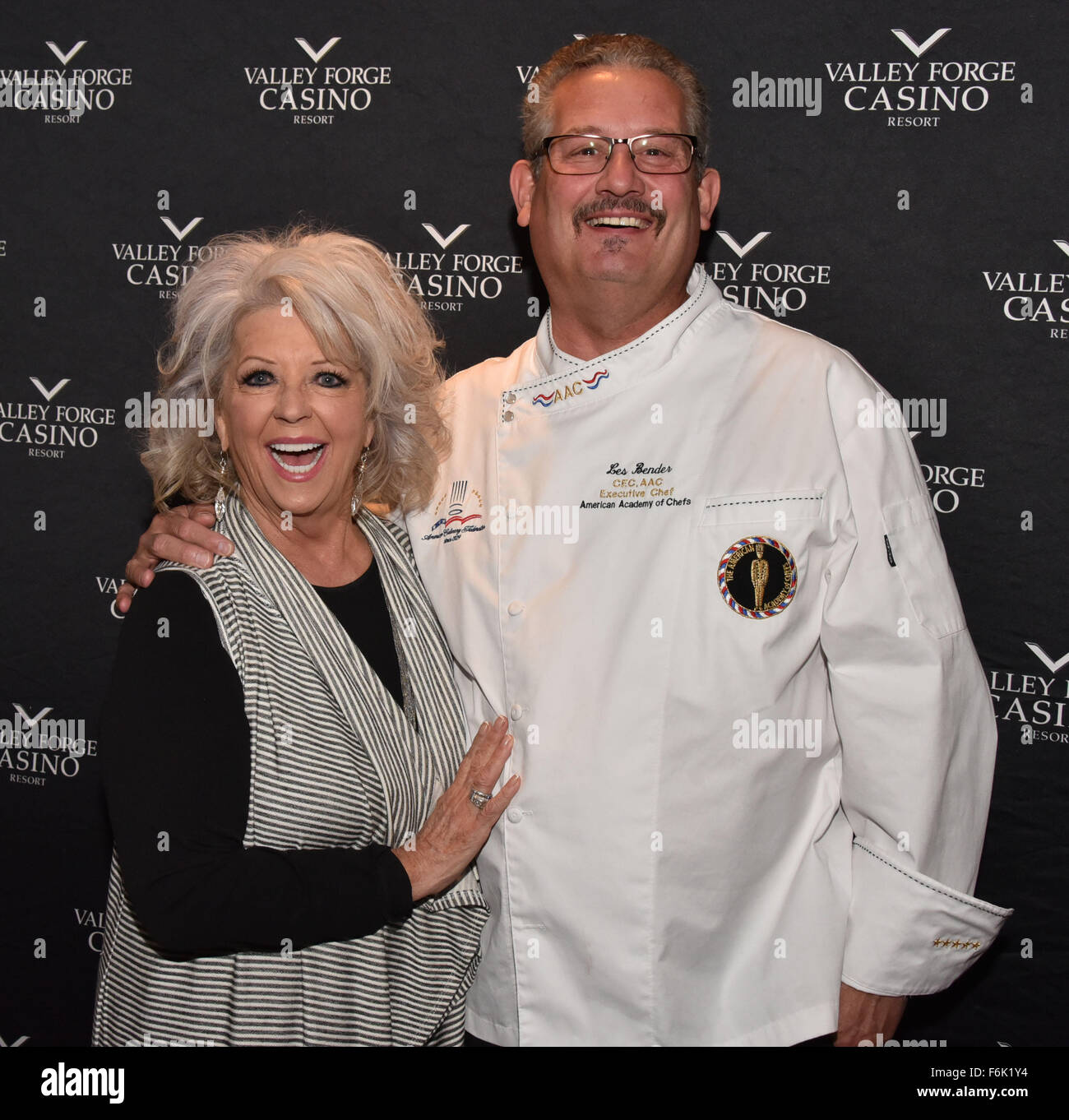 Paula Deen incontrare e salutare al Valley Forge Casino Resort per promuovere il suo nuovo libro "Paula Deen taglia il grasso: 25 ricette preferite Tutti alleggeriti' dotata di: Paula Deen, Chef Les Bender dove: King of Prussia, in Pennsylvania, Stati Uniti quando: 17 Ott 2 Foto Stock