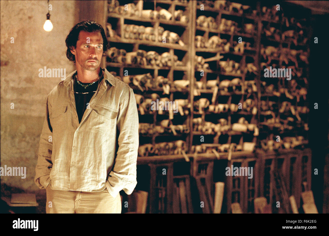 Data di rilascio: Aprile 04, 2005. Il titolo del filmato: Sahara. STUDIO: Paramount Pictures. Trama: Master Explorer Dirk Pitt prosegue l'avventura di una vita di cercare un perso la guerra civile corazzata noto come theShip di morte nei deserti del West Africa mentre aiuta un medico DELLE NAZIONI UNITE essendo braccato da uno spietato dittatore. Nella foto: MATTHEW MCCONAUGHEY come Dirk Pitt. Foto Stock