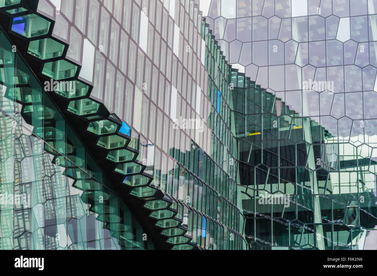 Dettaglio dell'iconico Harpa Concert hall a Reykjavik, Islanda Foto Stock