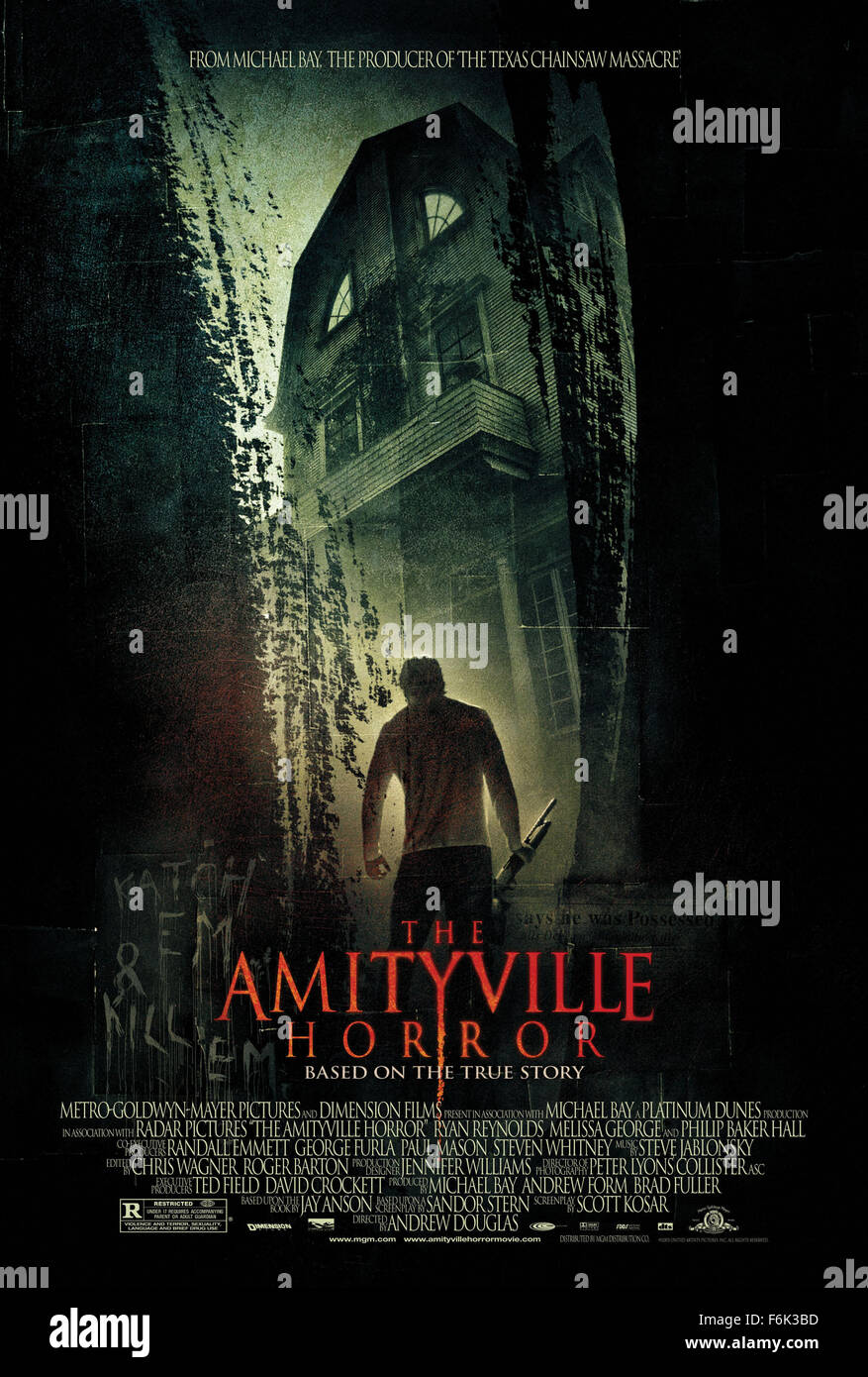 Data di rilascio: Aprile 15, 2005 il titolo del filmato: Il Amityville Horror STUDIO: MGM trama: George e Kathy Lutz e i loro tre figli si spostano in una casa che è stato il sito di un orribile omicidio di un anno prima. Essi decidono di tenere la casa e cerca di mantenere l'orrore del passato. Questo è finché, George inizia a comportarsi weirdly e la loro figlia Chelsea inizia a vedere la gente. Che cosa segue ora è di 28 giorni di puro terrore per la famiglia. Diretto da Andrew Douglas. Nella foto: poster del filmato. (Credito Immagine: c MGM/Entertainment Immagini) Foto Stock