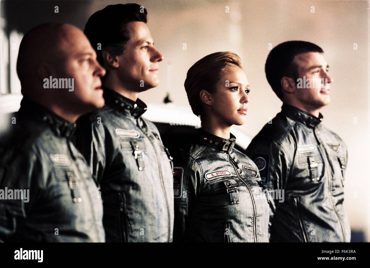 Data di rilascio: 8 luglio 2005. Il titolo del filmato: Quattro fantastici. STUDIO: XX Century Fox. Trama: un gruppo di astronauti superpotenze guadagno dopo una radiazione cosmica di esposizione e deve utilizzarli per opporsi ai piani del loro nemico medico Victor Von Doom. Nella foto: Michael CHIKLIS come Ben Grimm, Ioan Gruffudd come Reed Richards, Jessica Alba come Sue Storm e Chris Evans come Johnny Storm. Foto Stock