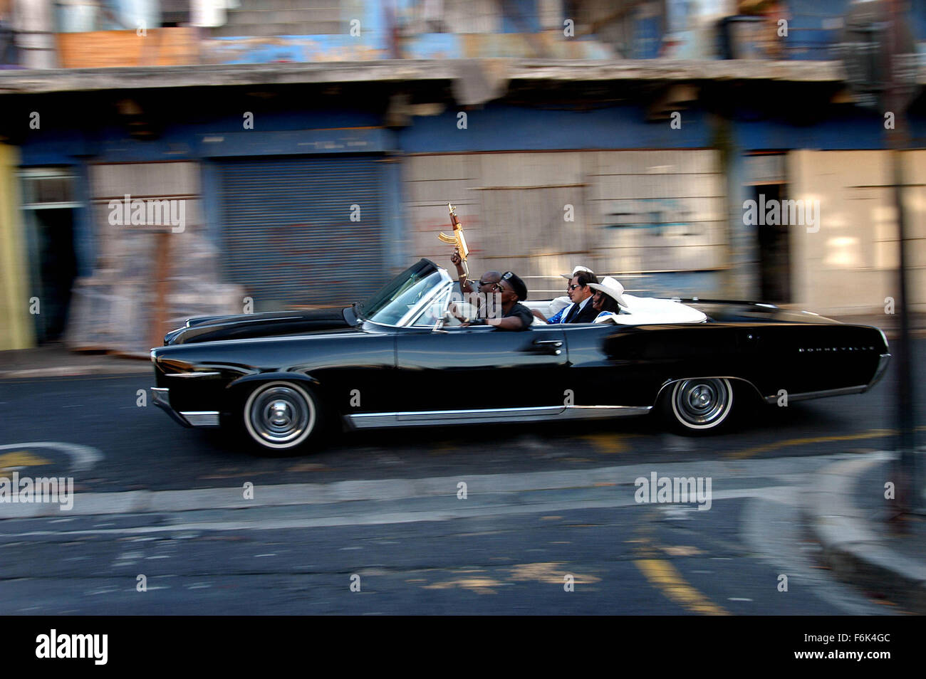 Data di rilascio: Settembre 16, 2005. Il titolo del filmato: signore della guerra. STUDIO: Saturn Films. Trama: Questo film grafici la salita e la discesa di Yuri Orlov, dai suoi primi giorni nei primi anni ottanta in Little Odessa, la vendita di armi per mobsters nel suo quartiere locale, attraverso la sua ascensione attraverso il decennio di eccesso e di indulgenza nei primi anni novanta, dove egli forma una partnership commerciale con un africano warlord e suo figlio psicotici. Nella foto: film scena. Foto Stock