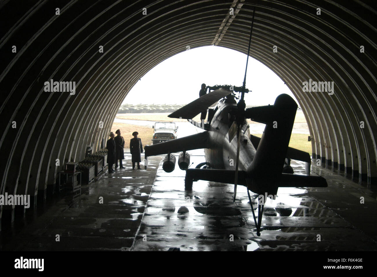 Data di rilascio: Settembre 16, 2005. Il titolo del filmato: signore della guerra. STUDIO: Saturn Films. Trama: Questo film grafici la salita e la discesa di Yuri Orlov, dai suoi primi giorni nei primi anni ottanta in Little Odessa, la vendita di armi per mobsters nel suo quartiere locale, attraverso la sua ascensione attraverso il decennio di eccesso e di indulgenza nei primi anni novanta, dove egli forma una partnership commerciale con un africano warlord e suo figlio psicotici. Nella foto: film scena. Foto Stock