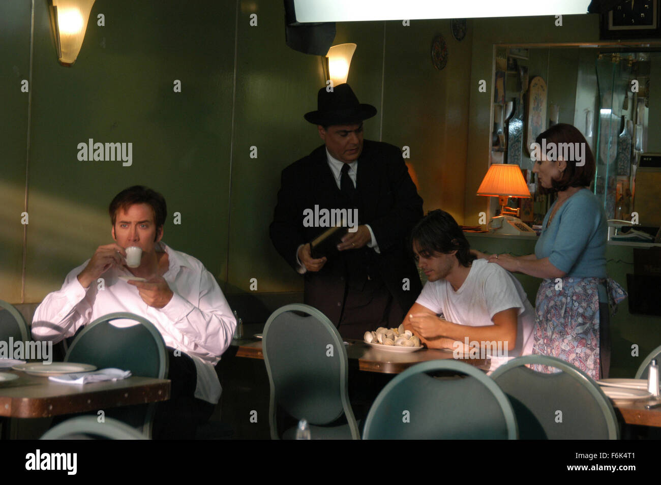 Data di rilascio: Settembre 16, 2005. Il titolo del filmato: signore della guerra. STUDIO: Saturn Films. Trama: Questo film grafici la salita e la discesa di Yuri Orlov, dai suoi primi giorni nei primi anni ottanta in Little Odessa, la vendita di armi per mobsters nel suo quartiere locale, attraverso la sua ascensione attraverso il decennio di eccesso e di indulgenza nei primi anni novanta, dove egli forma una partnership commerciale con un africano warlord e suo figlio psicotici. Nella foto: film scena. Foto Stock