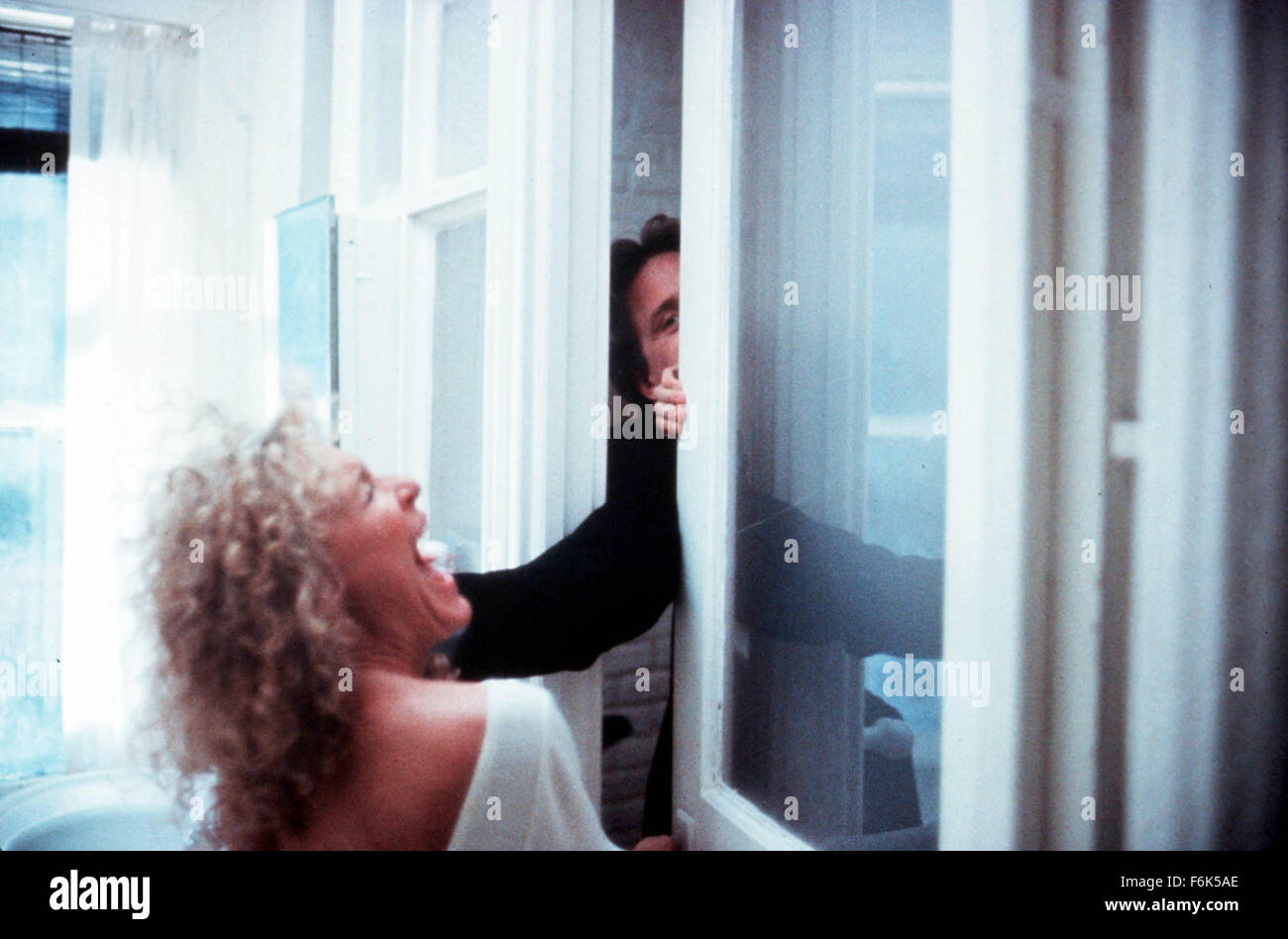 Data di rilascio: Settembre 18, 1987. Il titolo del filmato: attrazione fatale. STUDIO: Paramount Pictures. Trama: un uomo sposato uno stand di notte torna a tormentare lui quando quell'amante inizia a levetta di lui e la sua famiglia. Nella foto: Michael Douglas come Dan Gallagher e Glenn Close come Alex Forrest. Foto Stock