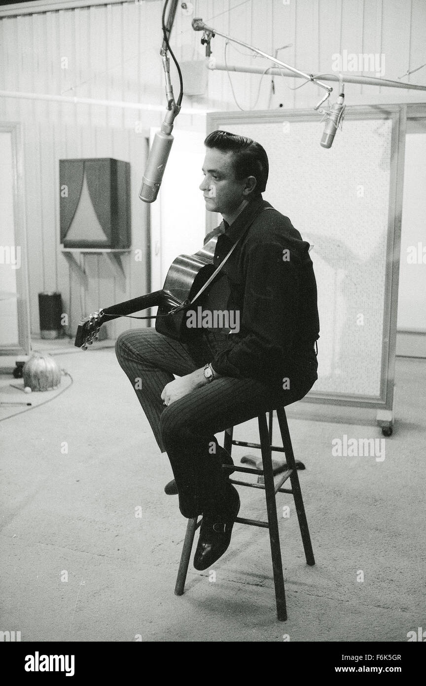 Data di rilascio: 18 novembre 2005. Il titolo del filmato: a piedi la linea. STUDIO: Fox 2000 foto. Trama: la cronaca di country music legend Johnny Cash la vita, dai suoi primi giorni su un Arkansas fattoria di cotone per la sua ascesa alla fama con Sun Records a Memphis, dove ha registrato al fianco di Elvis Presley, Jerry Lee Lewis e Carl Perkins. Nella foto: Johnny Cash. Foto Stock