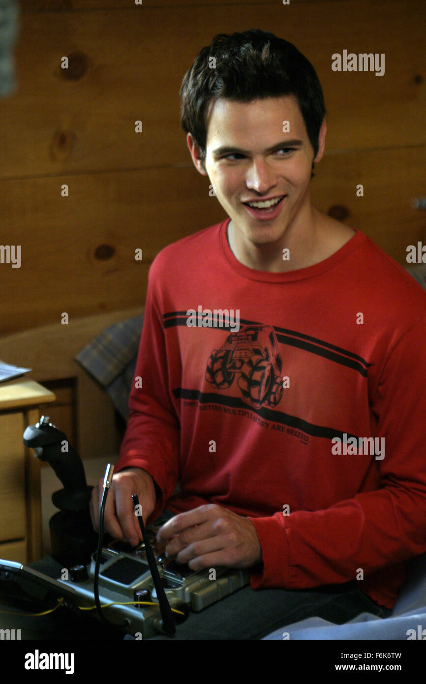 Rilasciato: 26 Dic 2005. Il titolo del filmato: AMERICAN PIE presenta Band Camp. Nella foto: questo volta intorno, il focus sarà su Matt Stifler, fratello minore di Steve Stifler, come Matt è inviato alla band camp per l'estate quando egli affronta l espulsione dalla scuola. In un primo momento, Matt tenterà di filo il camp con telecamere nascoste per trasformarlo in un set per il suo "Girls Gone Wild' tipo video, ma quando egli cade per compagno campie Elyse, i suoi sforzi per soffocare la sua Stiffmeister modi sarà sicuramente soddisfare con esilaranti risultati. Nella foto: TAD HILGENBRINK come Matt Stifler nel fumetto film 'American Pie Band presenta Ca Foto Stock