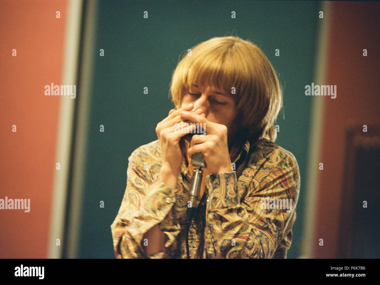 Mar 24, 2006; Londra, Inghilterra, Regno Unito; attore LEO GREGORY raffigura Brian Jones, co-fondatore del gruppo rock, "Rolling Stones,' in Stephen Woolley diretta musica biografico/dramma, 'Stonica.' credito obbligatorio: Foto di numero 9 Films ltd. (C) Copyright 2006 dalla cortesia del numero 9 Films Ltd. Foto Stock