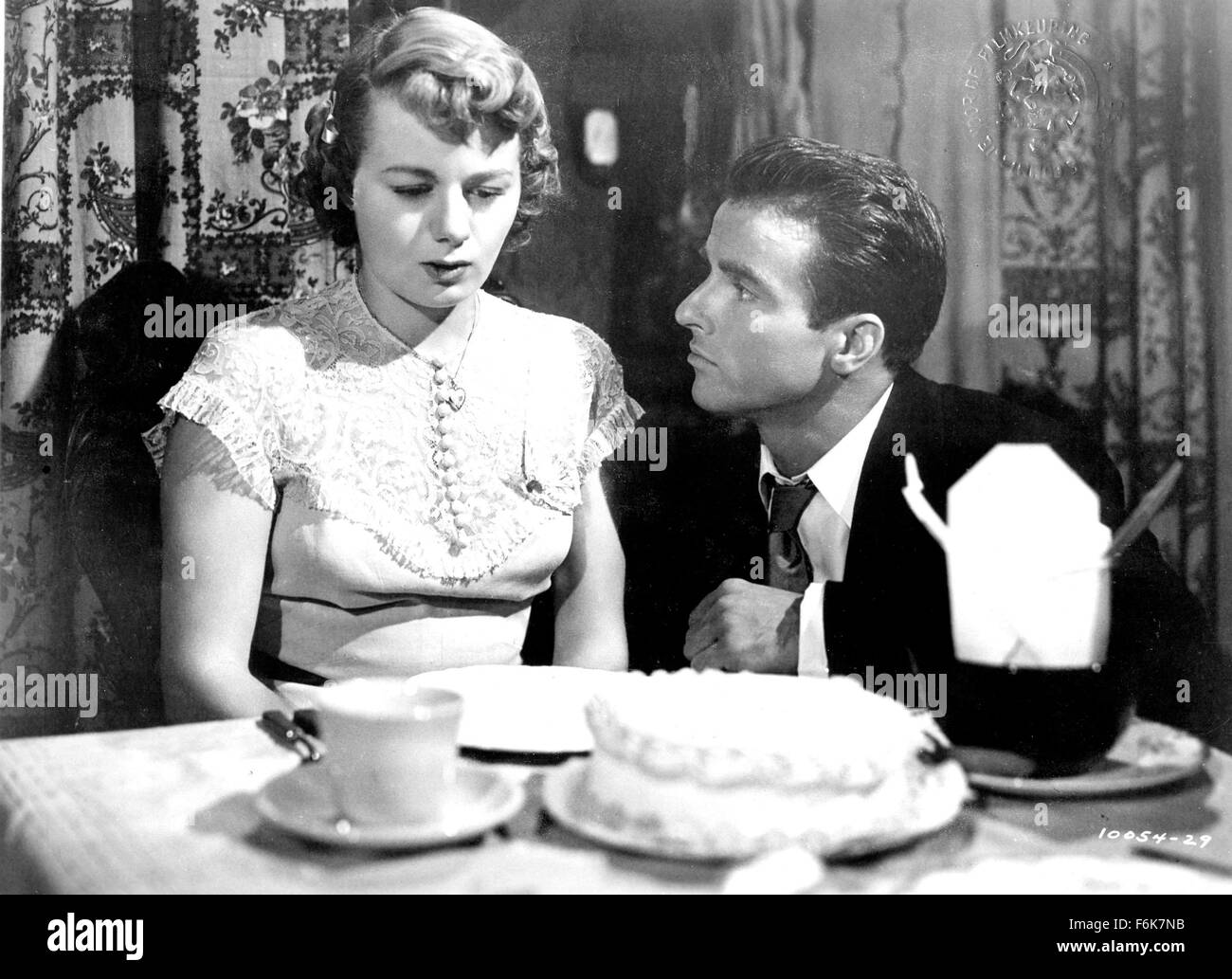 Jan 14, 2006; Los Angeles, CA, Stati Uniti d'America; (b.Agosto 18, 1920. St Louis Illinois) Shelley Winters, il vigoroso, espliciti stella che è passata dal biondo bombshell di Academy Award winning attrice di supporto per i ruoli in 'Il Diario di Anne Frank' e 'Una patch di Blu" è morto di età compresa tra i 85. Gli inverni sono morti a causa di insufficienza cardiaca Sabato precoce presso il Centro di riabilitazione di Beverly Hills. Ella era stata ricoverata in ospedale in ottobre dopo aver subito un attacco di cuore. Nella foto: SHELLY WINTERS in "un posto al sole" (1951) con Montgomery Clift. Credito: Foto di Paramount Pictures. (C) Copyright 2006 by Courte Foto Stock