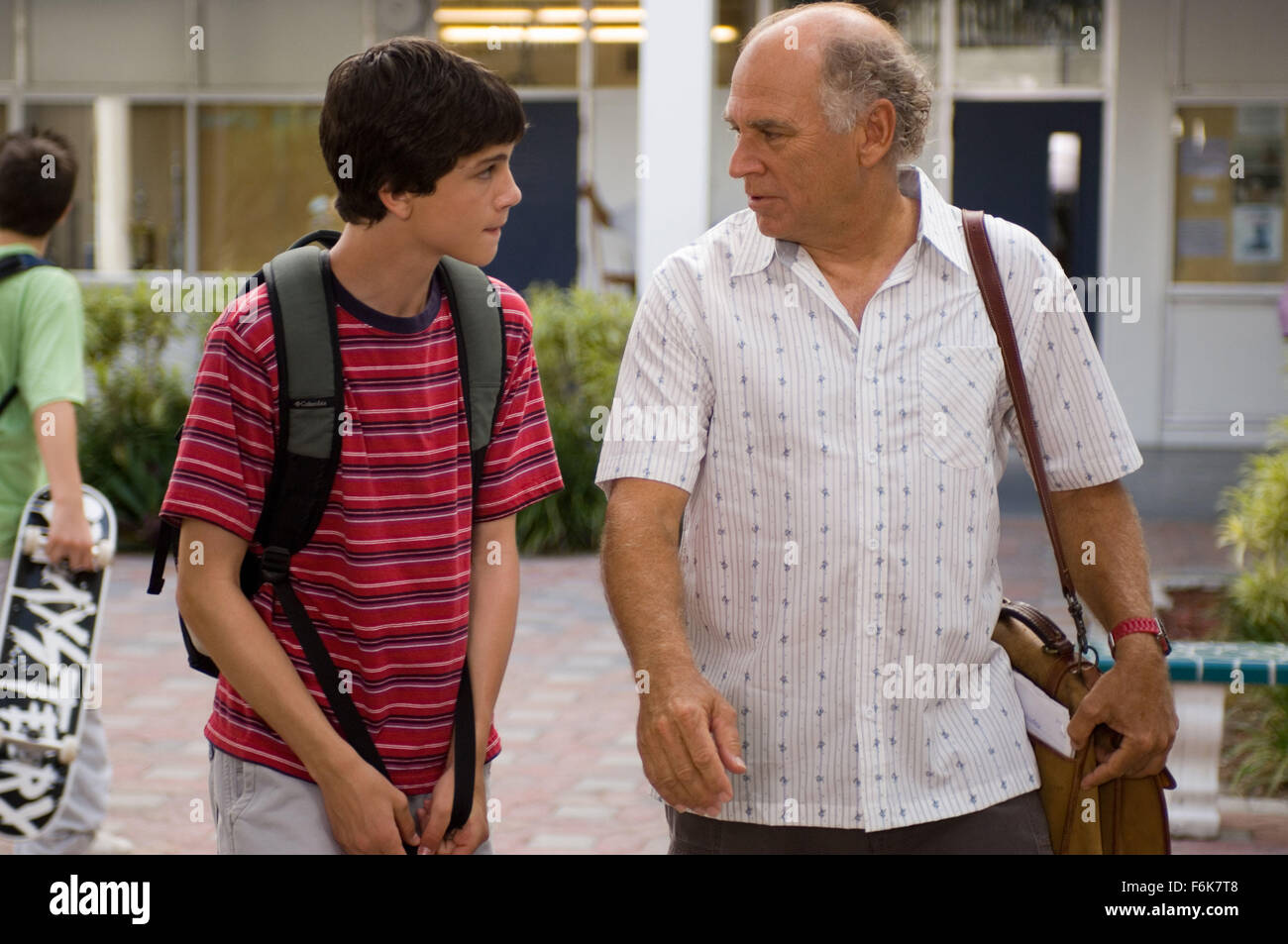 Data di rilascio: Maggio 5, 2006. Il titolo del filmato: Hoot. STUDIO: Walden Media. Trama: un giovane uomo (Lerman) si sposta dal Montana alla Florida con la sua famiglia, dove egli è costretto a impegnarsi in una lotta di proteggere una popolazione in via di estinzione delle civette. Nella foto: LOGAN LERMAN come Roy e Jimmy Buffet come il sig. Ryan. Foto Stock