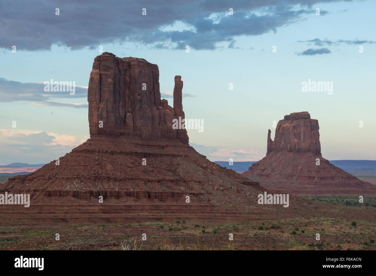 Mitten ovest ed est Mitten Buttes. Foto Stock