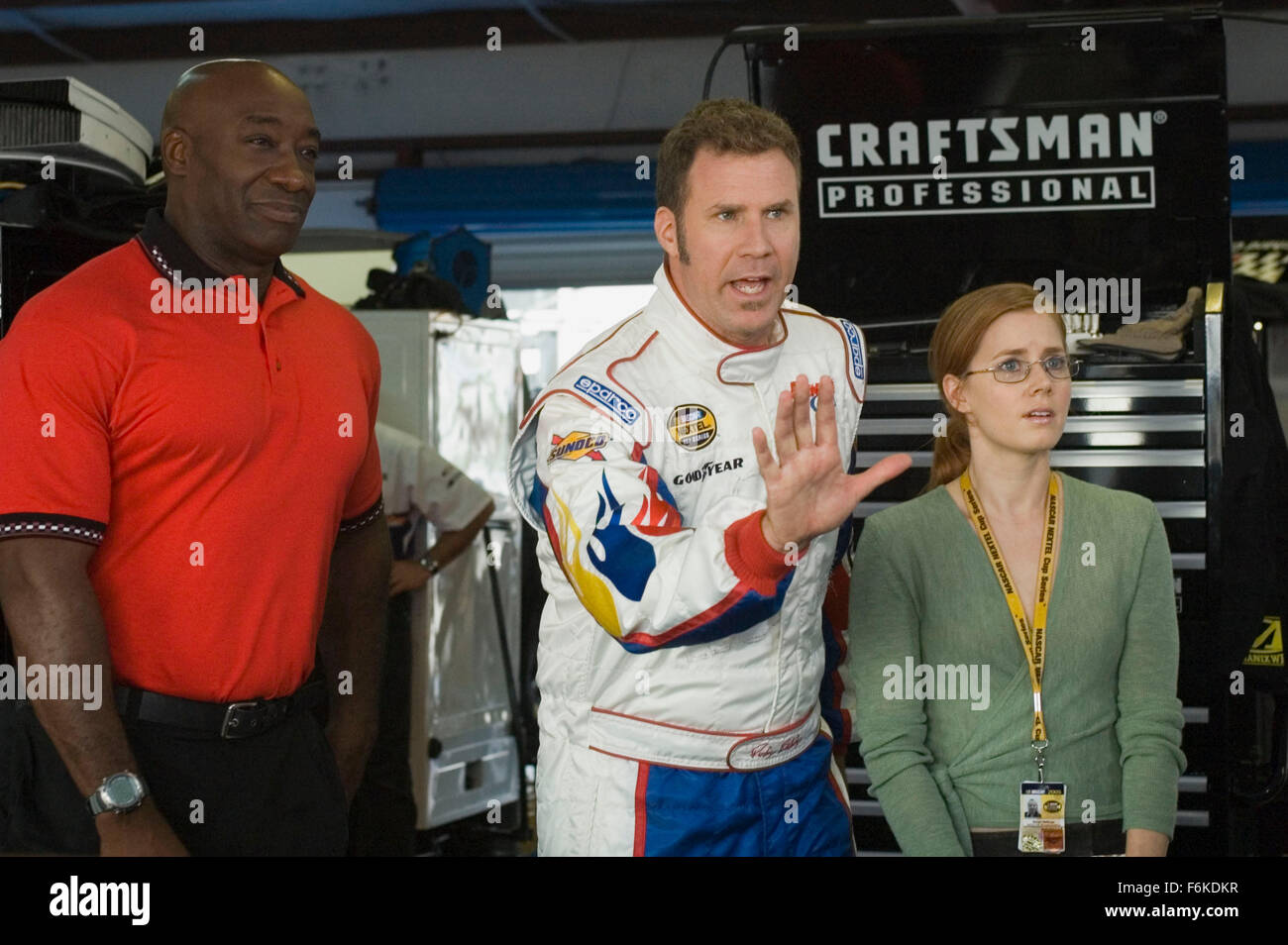 Data di rilascio: agosto 4, 2006. Il titolo del filmato: Talladega Nights: La ballata di Ricky Bobby. STUDIO: Columbia Pictures. Trama: NASCAR stock car racing sensazione Ricky Bobby è un eroe nazionale a causa del suo "vincere a tutti i costi". Lui e il suo fedele compagno di corse, amico di infanzia Cal Naughton Jr, sono un intrepido duo -- 'scossa' e 'cuocere' dai loro fan per la loro capacità di concludere così in molte gare nel n. 1 e n. 2 posizioni, con Cal sempre in seconda posizione. Nella foto: Michael Clarke Duncan come Lucio Washington, Will Ferrell stars come Ricky Bobby e Amy Adams come Susan. Foto Stock