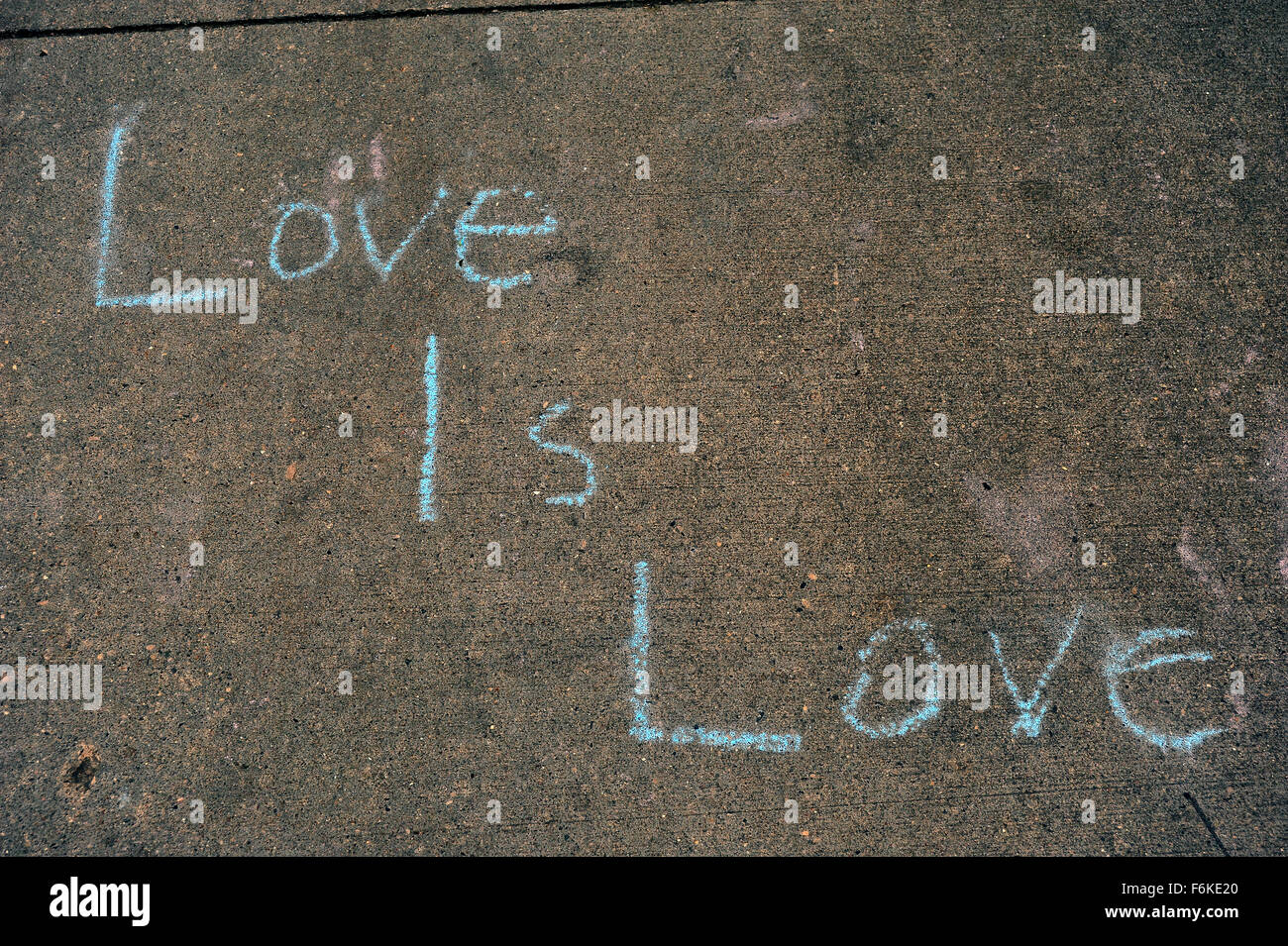 L amore è Amore scritto sul terreno in gesso a Londra, Ontario orgoglio. Foto Stock