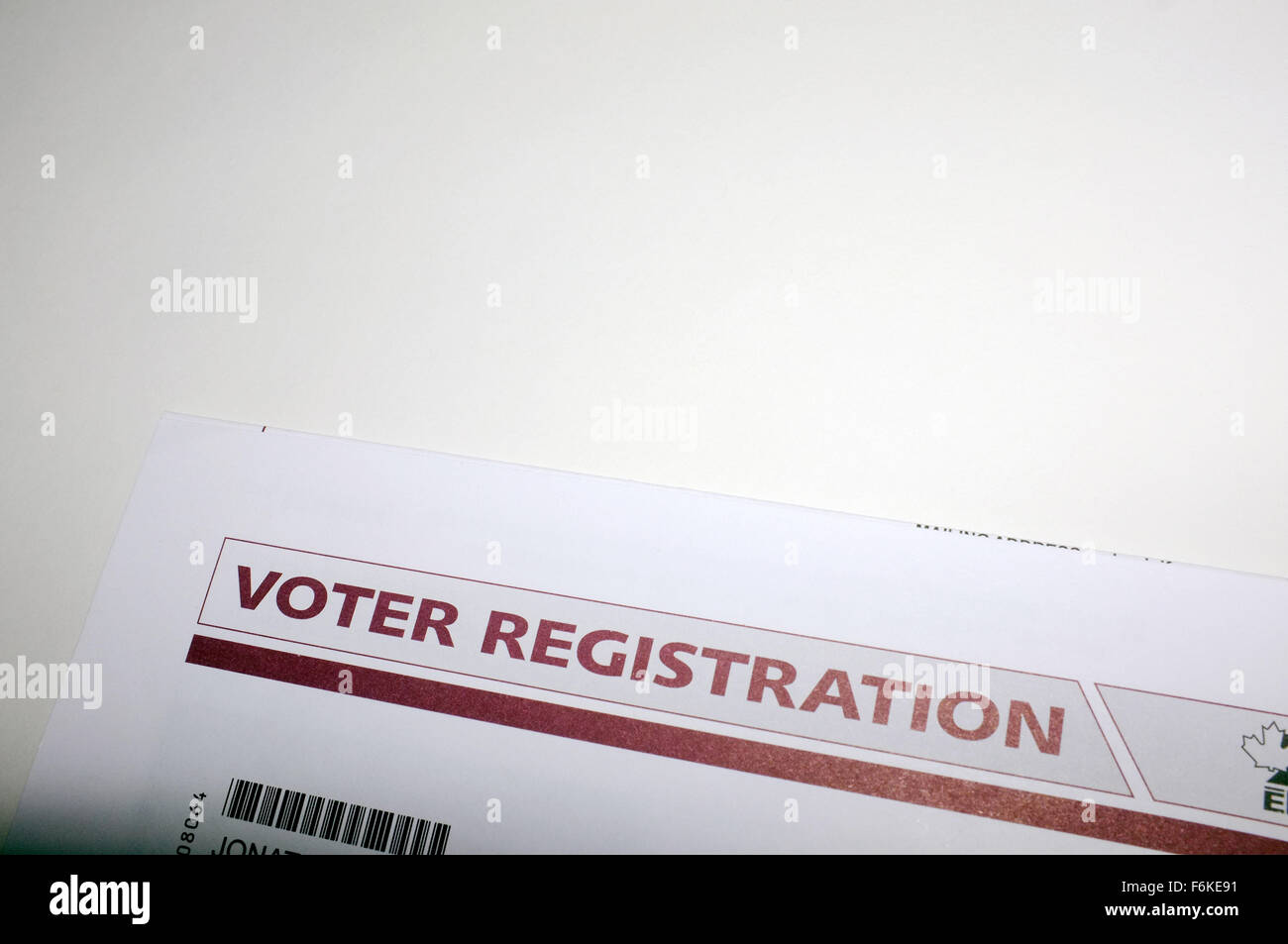 La parte superiore di una registrazione degli elettori forma fotografati contro uno sfondo bianco. Foto Stock