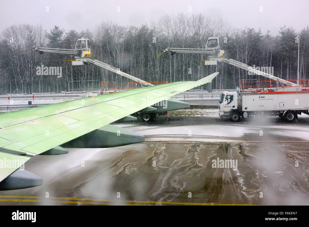 Una macchina di sbrinamento visto fuori dalla finestra di un aereo di linea in attesa di discostarsi dall'aeroporto di Francoforte in Germania. Foto Stock