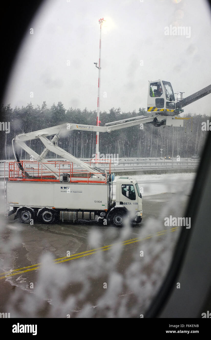 Una macchina di sbrinamento visto fuori dalla finestra di un aereo di linea in attesa di discostarsi dall'aeroporto di Francoforte in Germania. Foto Stock