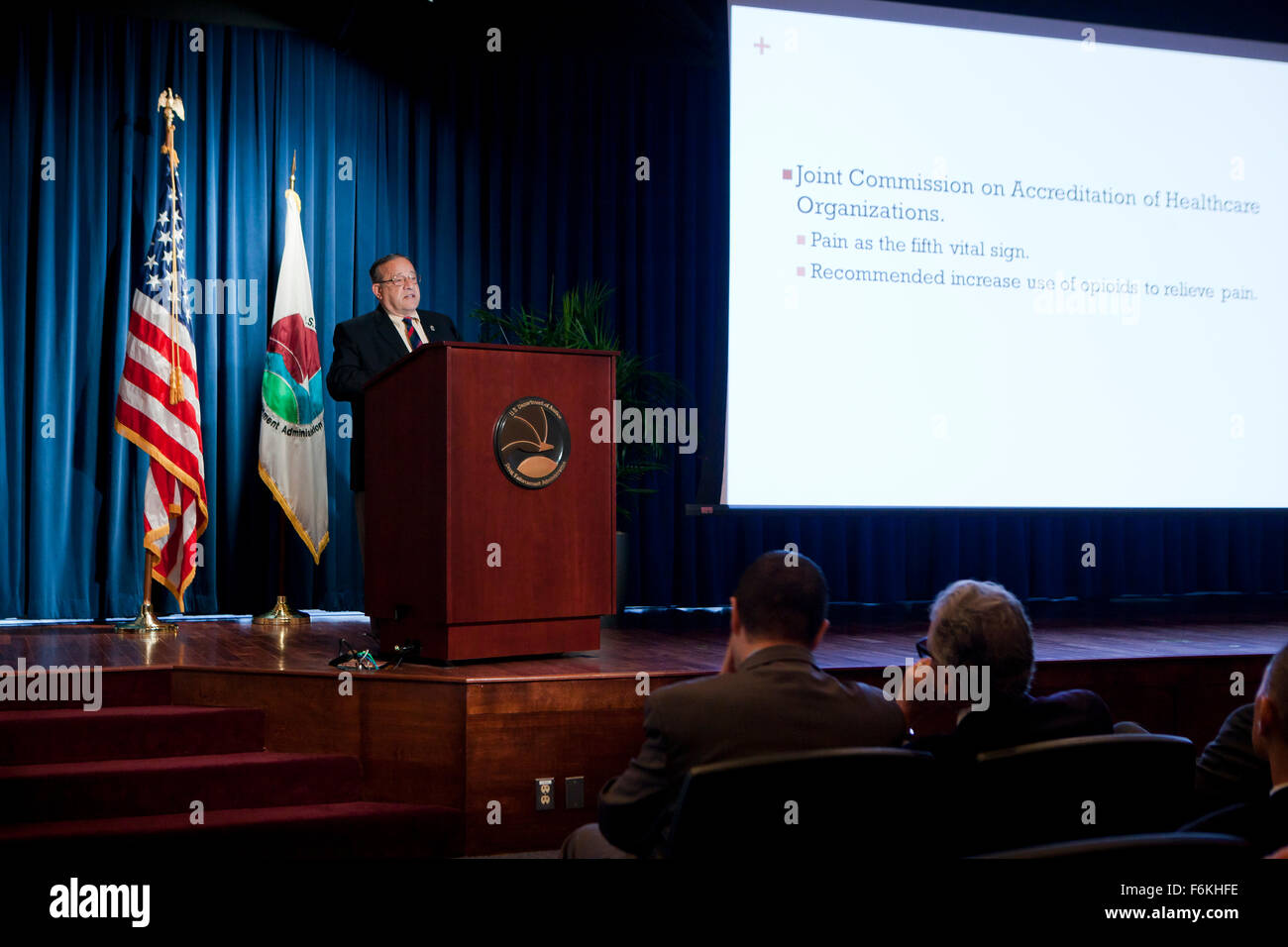 Washington DC, Stati Uniti d'America. 17 Nov, 2015. Dr. Theodore J. Cicero professore di psichiatria presso la Washington University e il dottor William S, Jacobs, Capo di medicina delle tossicodipendenze presso il Medical College of Georgia parlare di abuso di oppiacei, il sovradosaggio e la dipendenza a La Drug Enforcement Agency (DEA) sede. Credito: B Christopher/Alamy Live News Foto Stock