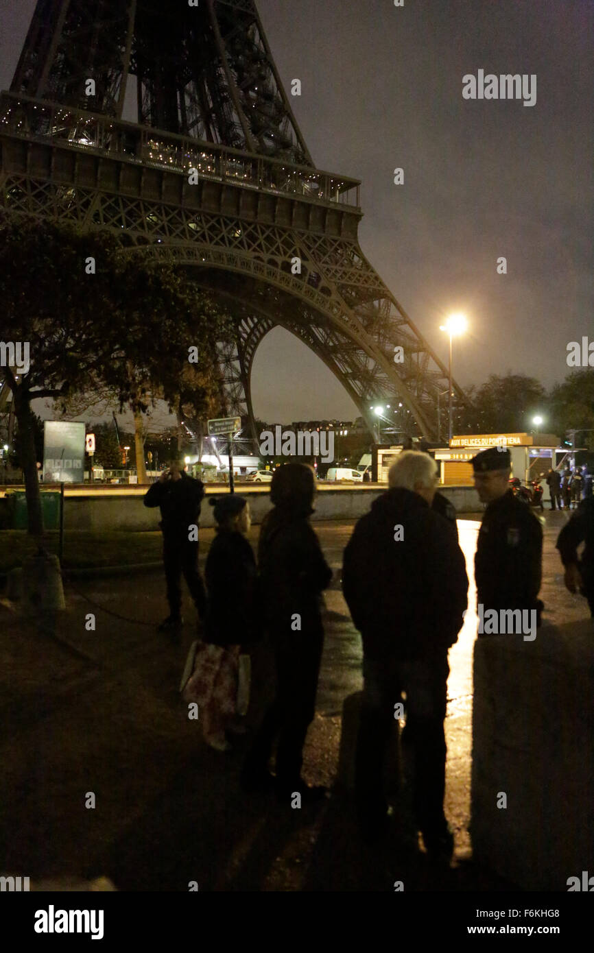 Parigi, Francia. 17 Nov, 2015. Gli ufficiali di polizia di bloccare l'accesso alla zona intorno alla Torre Eiffel, dirigere le persone lontano da essa. La zona intorno alla Torre Eiffel è stata evacuata dopo una filettatura di bomba era stata ricevuta. Dopo che la zona è stata verificata, nessun dispositivo è stato trovato e la zona è stata nuovamente aperta al pubblico. Credito: Michael Debets/Pacific Press/Alamy Live News Foto Stock