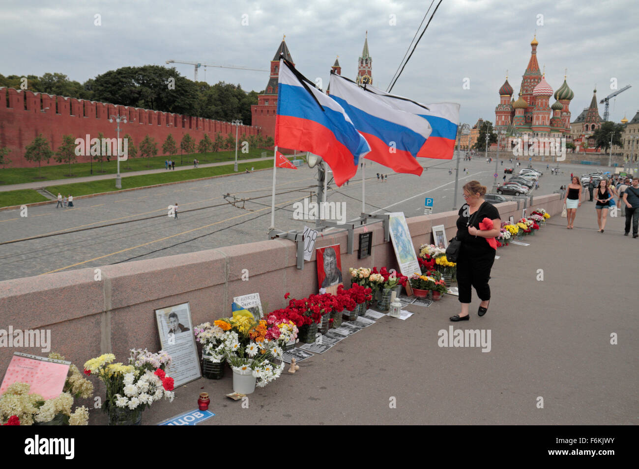 Contrassegno di fiori dove politico di opposizione Boris Nemtsov fu assassinato il Bolshoy Moskvoretsky Bridge, Mosca, Russia. Foto Stock