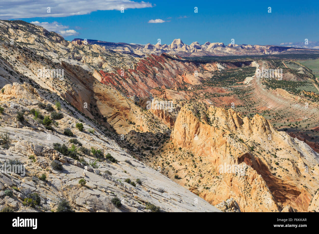 Waterpocket Fold sopra la valle di sciopero a Capitol Reef National Park nello Utah Foto Stock