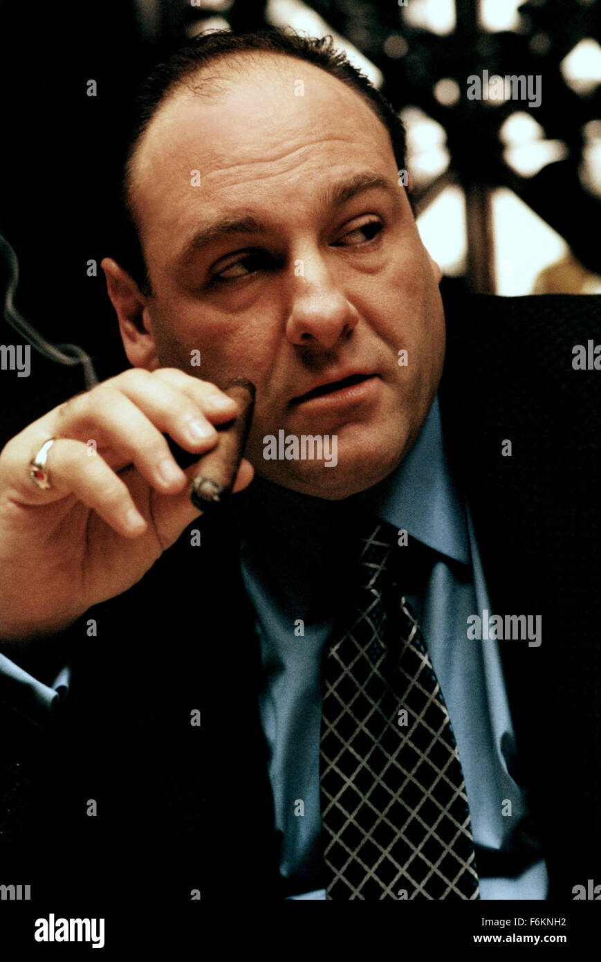 Giugno 19, 2013 - file - James Gandolfini, stella di HBO la ''i soprani' è morto di un attacco di cuore a Roma. Egli è stato 51. Gandolfino era noto per il suo ruolo come Tony Soprano nella serie HBO 'i soprani." Nella foto: JAMES GANDOLFINI come New Jersey-base mafioso italo-americano Tony Soprano. (Credito Immagine: c HBO/Entertainment Immagini) Foto Stock