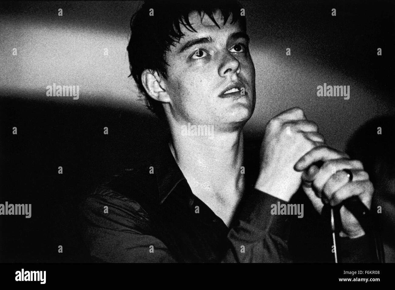 Data di rilascio: maggio 17, 2007. Il titolo del filmato: Controllo. STUDIO: Weinstein Company. Trama: Ian Curtis è una tranquilla e piuttosto triste lad che lavora per un'agenzia di collocamento e canta in una band chiamata Varsavia. Egli incontra una ragazza di nome Debbie che ha prontamente sposa e la sua band, con il nome che nel frattempo è stato cambiato per divisione di gioia, diventa più e più di successo. Anche se Debbie e lui diventare genitori, il loro rapporto è scendendo rapidamente e Ian inizia un affare con il Belgio Annik che ha incontrato dopo uno dei concerti e non ha quasi mai a casa. Ian soffre anche di epilessia e ha n Foto Stock