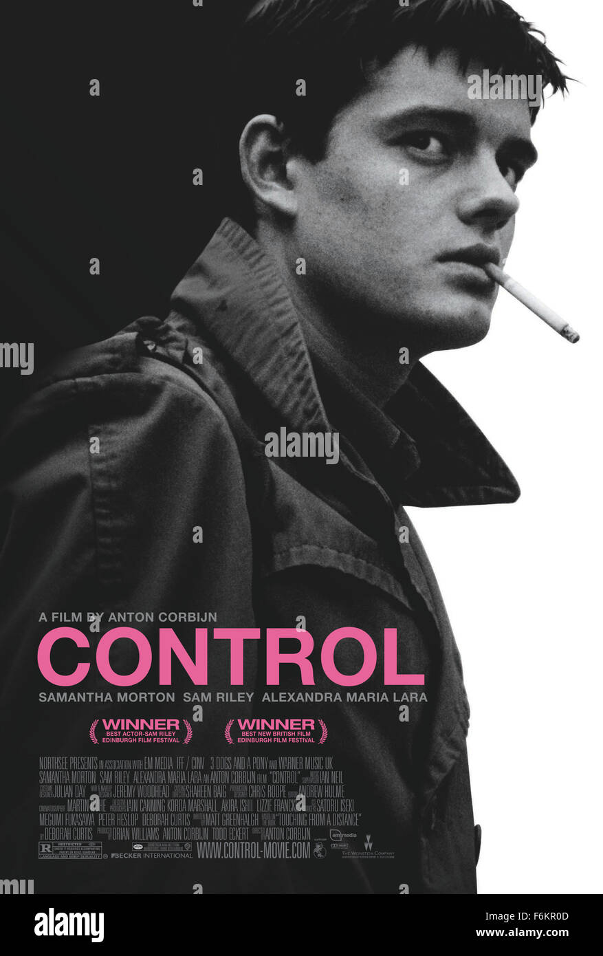 Data di rilascio: maggio 17, 2007. Il titolo del filmato: Controllo. STUDIO: Weinstein Company. Trama: Ian Curtis è una tranquilla e piuttosto triste lad che lavora per un'agenzia di collocamento e canta in una band chiamata Varsavia. Egli incontra una ragazza di nome Debbie che ha prontamente sposa e la sua band, con il nome che nel frattempo è stato cambiato per divisione di gioia, diventa più e più di successo. Anche se Debbie e lui diventare genitori, il loro rapporto è scendendo rapidamente e Ian inizia un affare con il Belgio Annik che ha incontrato dopo uno dei concerti e non ha quasi mai a casa. Ian soffre anche di epilessia e ha n Foto Stock