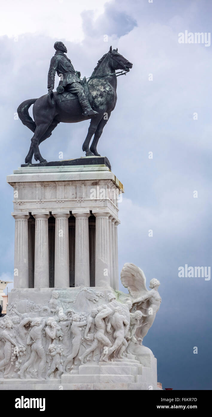 Statua equestre di Maximo Gomez in Avenida del Puerto, cielo nuvoloso, statura di marmo, Scene di strada, La Habana, Cuba,dei Caraibi Foto Stock