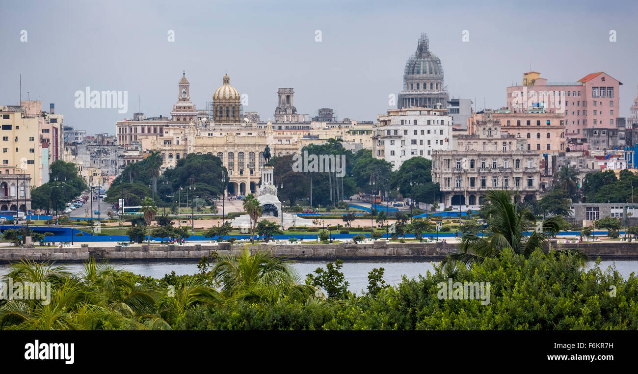 Vista dalla fortezza sull'Avana Vecchia con il Campidoglio Nacional, Scene di strada, La Habana, Cuba, Caraibi, America del Nord, l'Avana Foto Stock