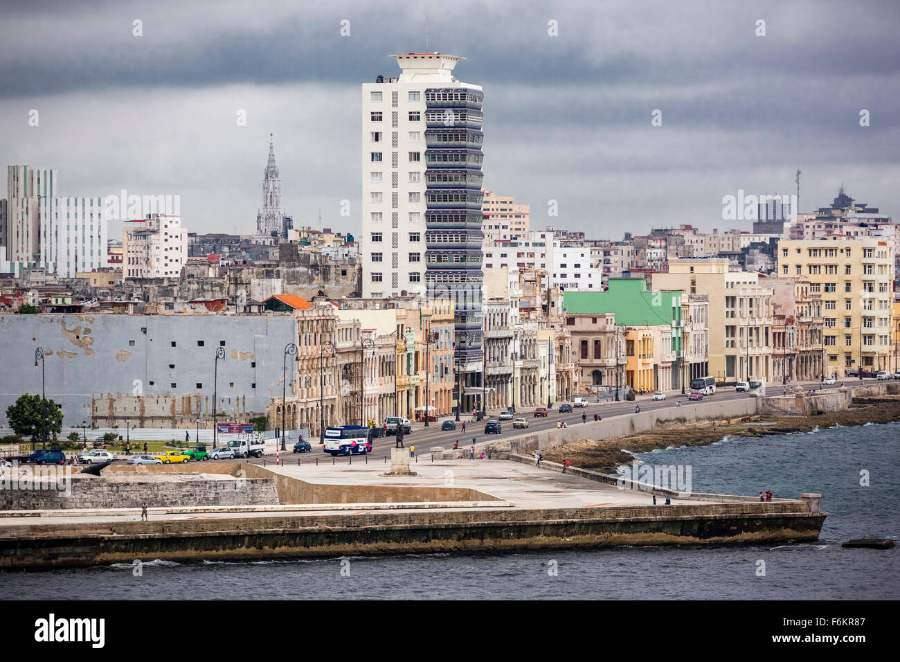Affacciato sul porto di l'Avana vecchia sul Malecon, Scene di strada, La Habana, Cuba, Caraibi, America del Nord, l'Avana Foto Stock